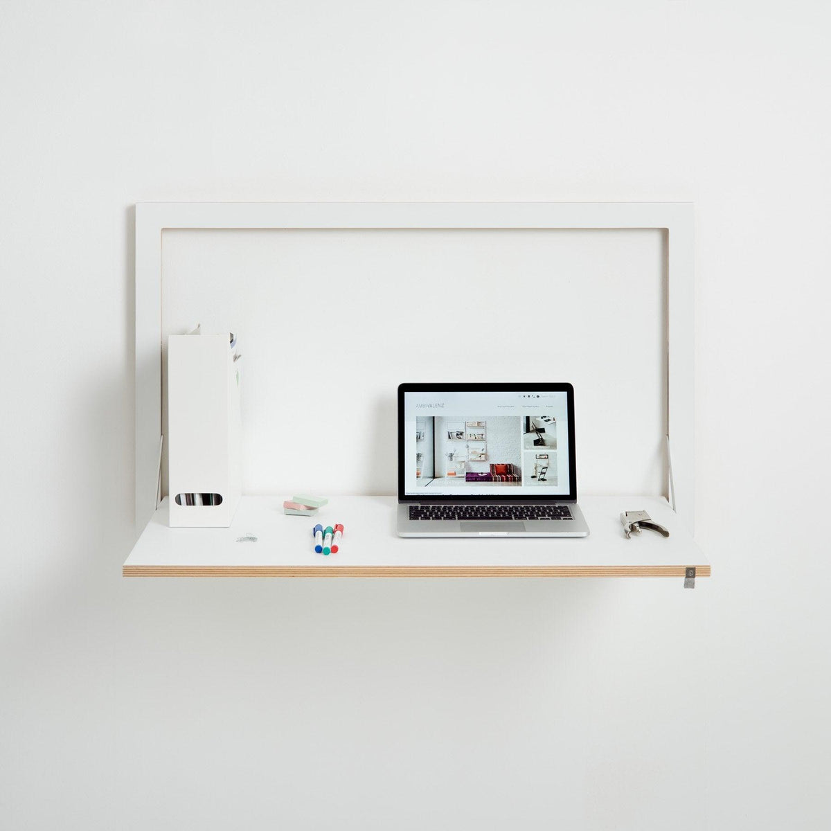 Bureau Secrétaire Fläpps 100x60-1 - Blanc / Noir par Ambilvalenz, vous est proposé par 37+ Design, le premier site dédié au Home Office et au télétravail en Europe