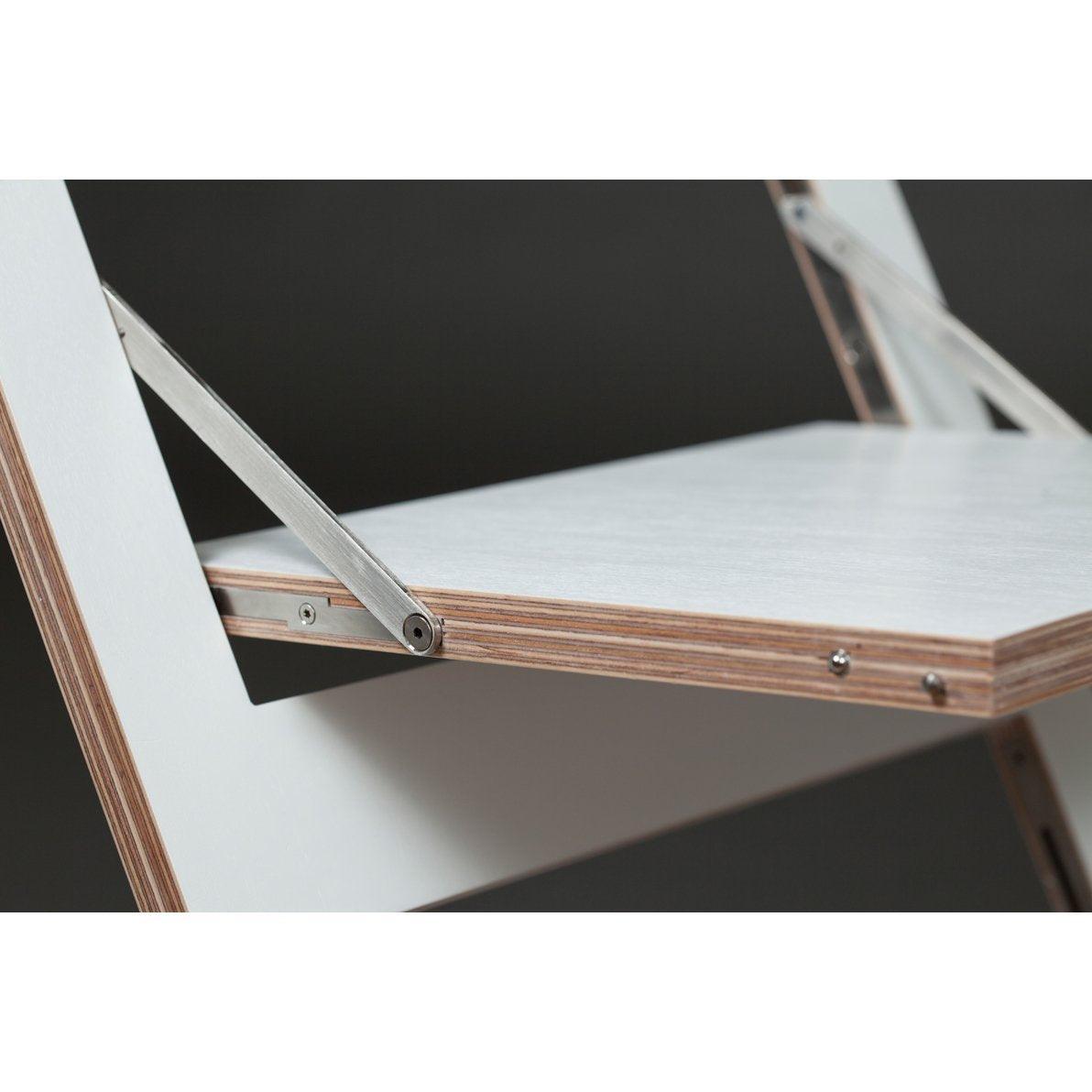 Chaise Chaise pliante Fläpps - Blanc / Noir / Bouleau clair laquée par Ambilvalenz, vous est proposé par 37+ Design, le premier site dédié au Home Office et au télétravail en Europe