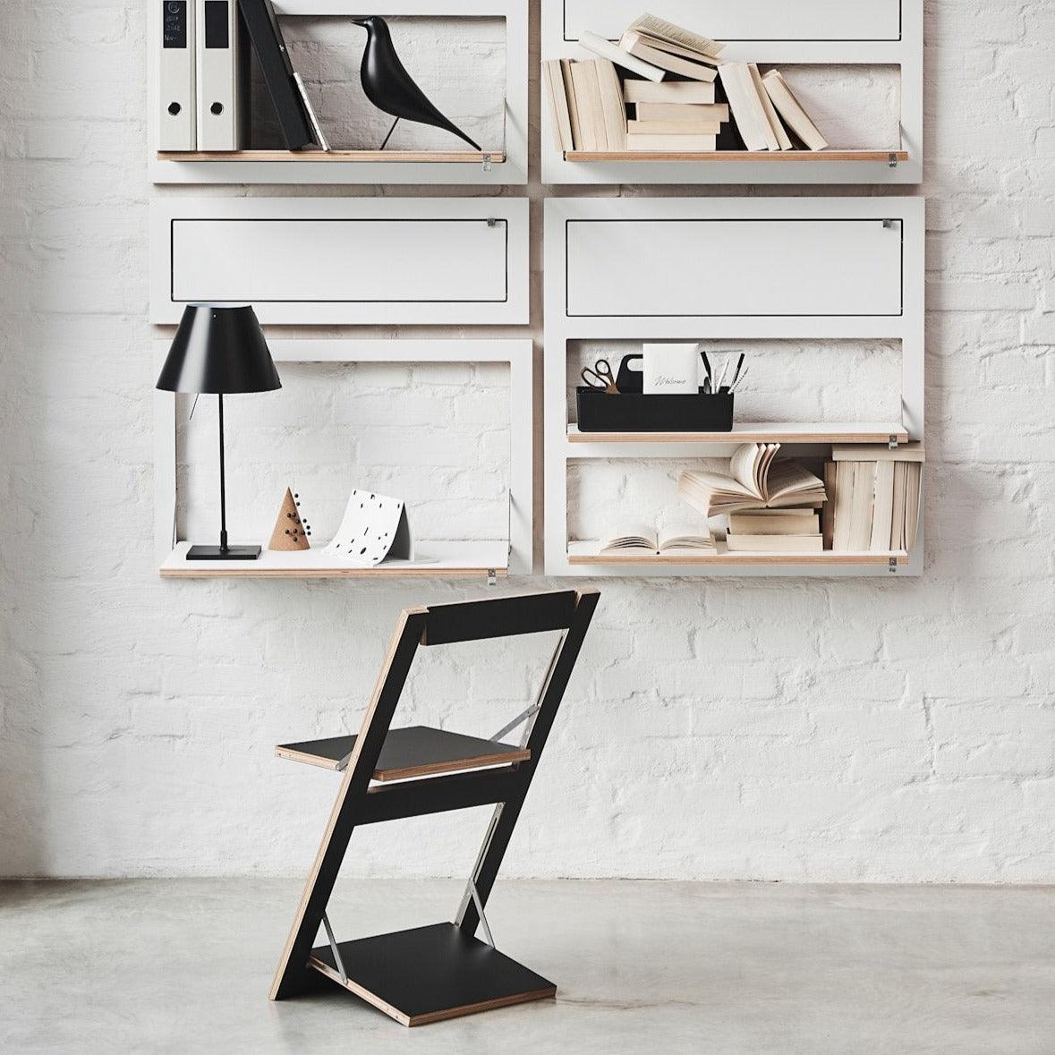 Chaise Chaise pliante Fläpps - Blanc / Noir / Bouleau clair laquée par Ambilvalenz, vous est proposé par 37+ Design, le premier site dédié au Home Office et au télétravail en Europe