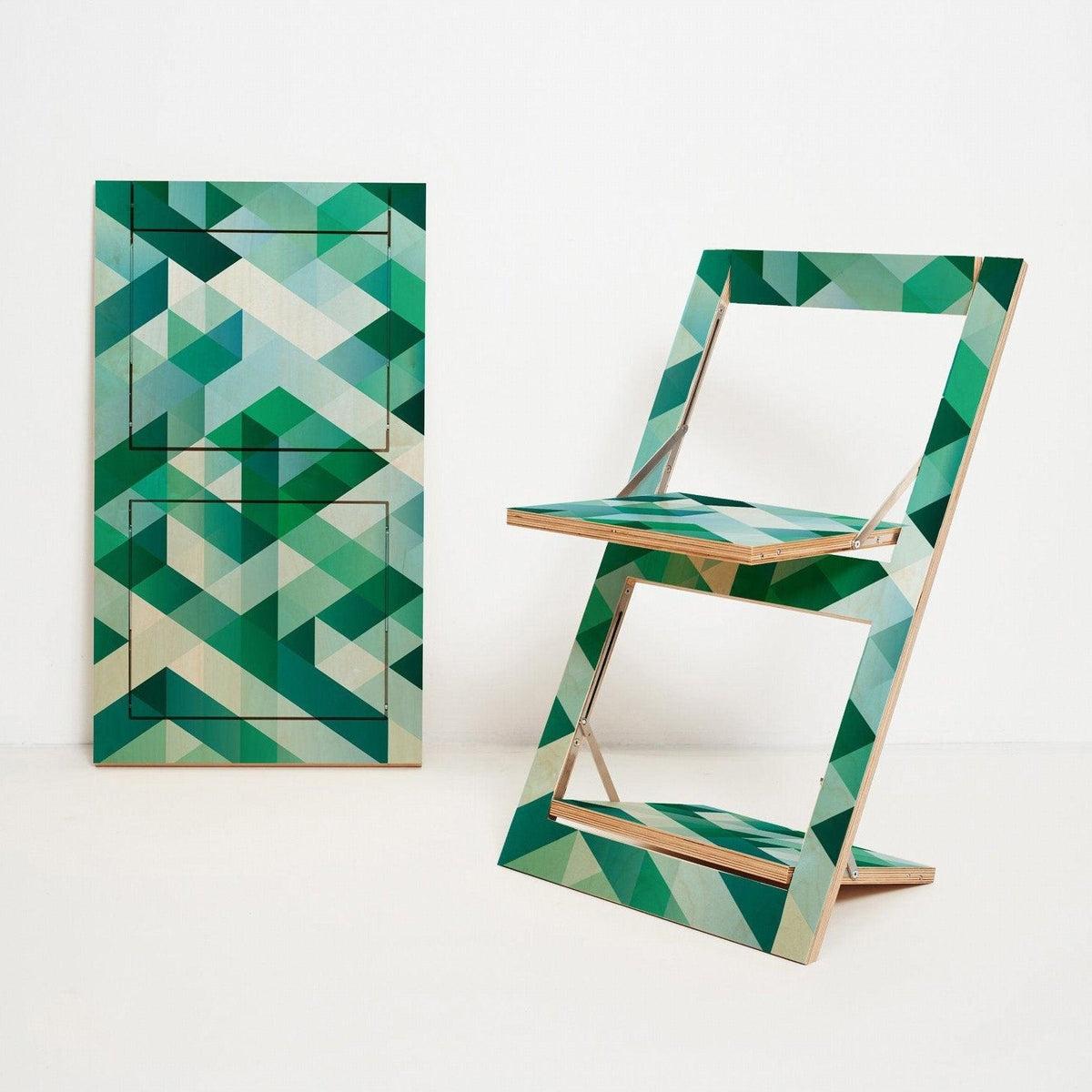 Chaise Chaise pliante Fläpps - Design by Anastasia Euchermann par Ambilvalenz, vous est proposé par 37+ Design, le premier site dédié au Home Office et au télétravail en Europe