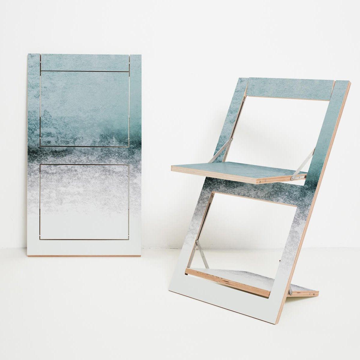 Chaise Chaise pliante Fläpps - Design by Monika Strigel par Ambilvalenz, vous est proposé par 37+ Design, le premier site dédié au Home Office et au télétravail en Europe